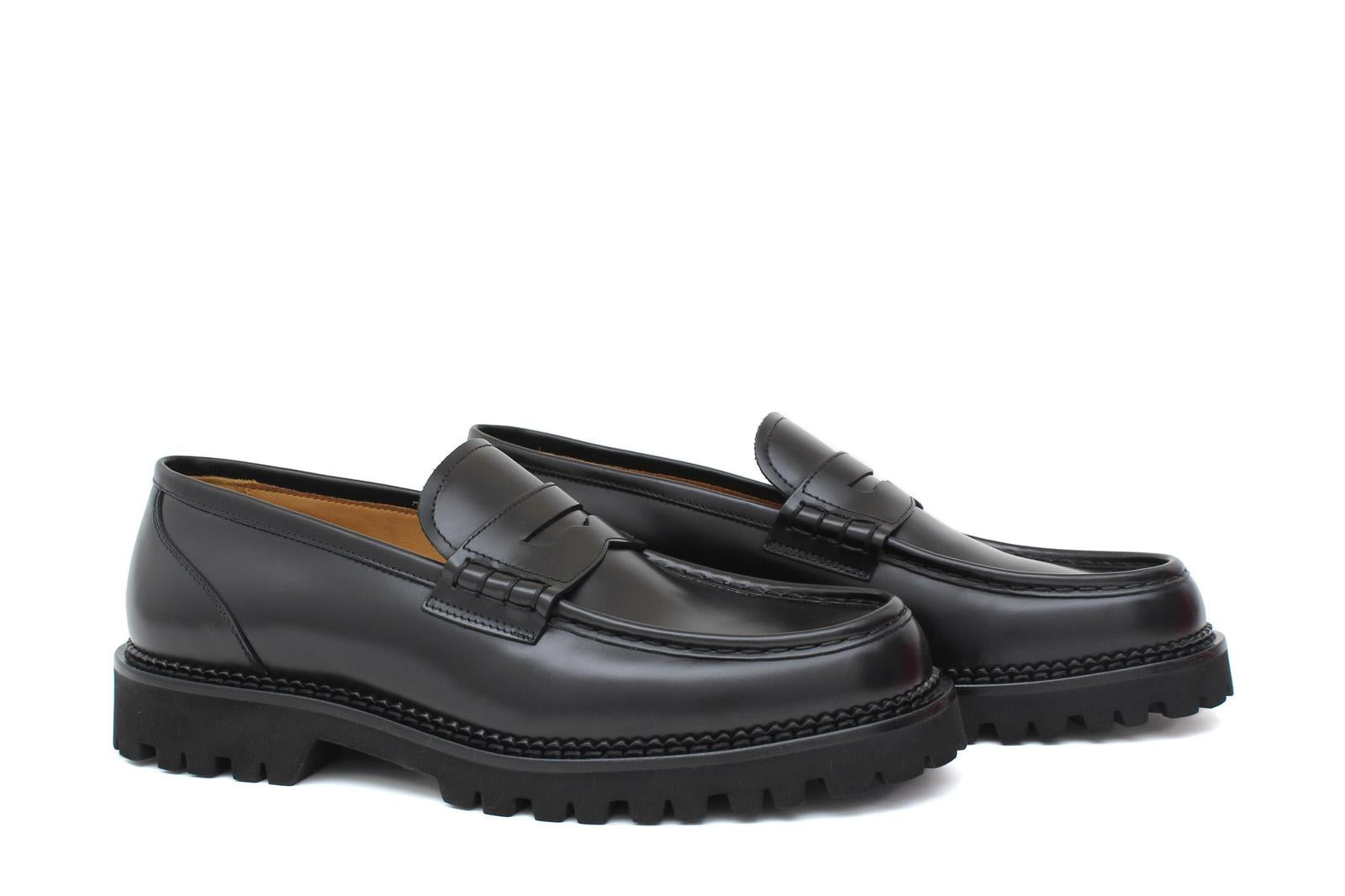 Mocassino College bordato in vitello spazzolato nero e fondo in gomma leggera 403CALNE 78 ROSSI