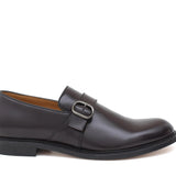 Mocassino con fibbia in vitello spazzolato bordò con fondo in cuoio antiscivolo cucito 8700CBOR 243  UN ROSSI 
