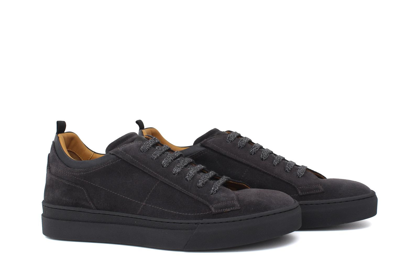 Sneakers in camoscio ingrassato colore carbone con fondo in gomma 872HSCAR 20  UN ROSSI 