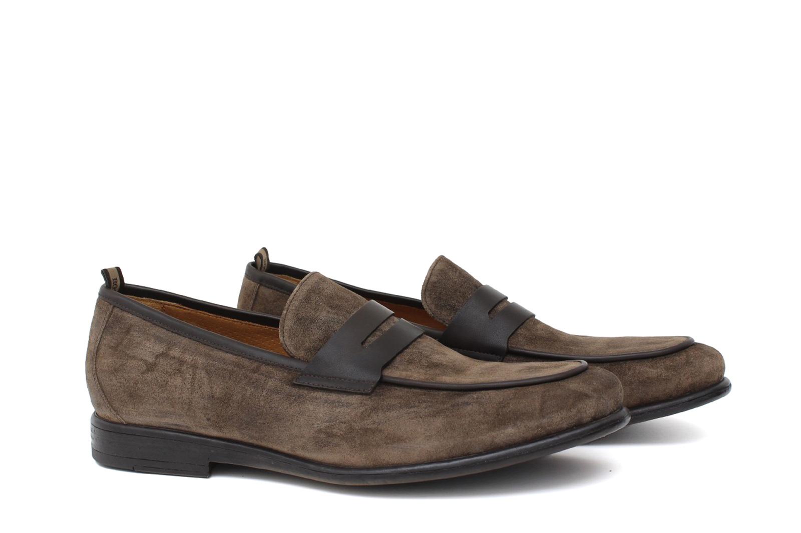 Mocassino in camoscio lavato marrone con riporti in vitello testa di moro e fondo in gomma cucito 249TSES 251  UN ROSSI 