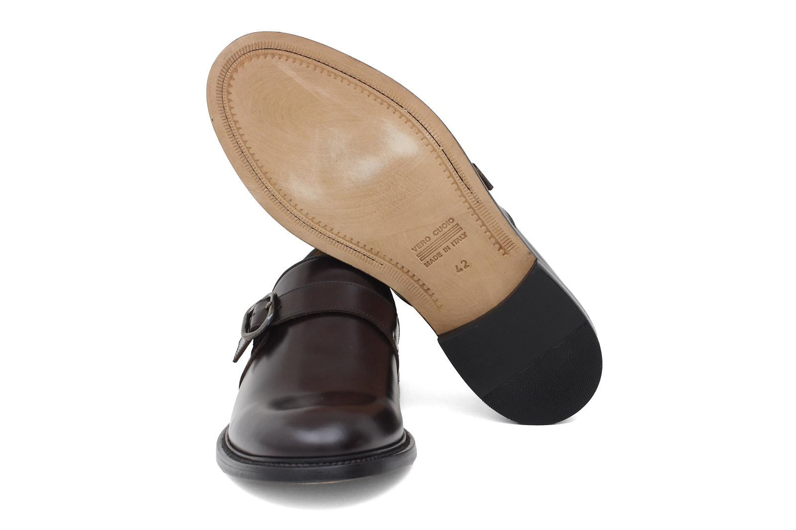 Mocassino con fibbia in vitello spazzolato bordò con fondo in cuoio antiscivolo cucito 8700CBOR 243  UN ROSSI 