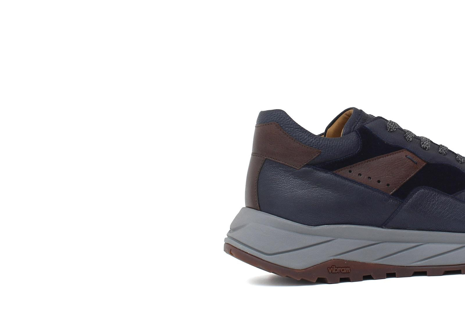 Sneakers in pelle blu con dettaglia testa di moro e riporto in camoscio blu con fondo vibram 800BBLU 391 ROSSI 